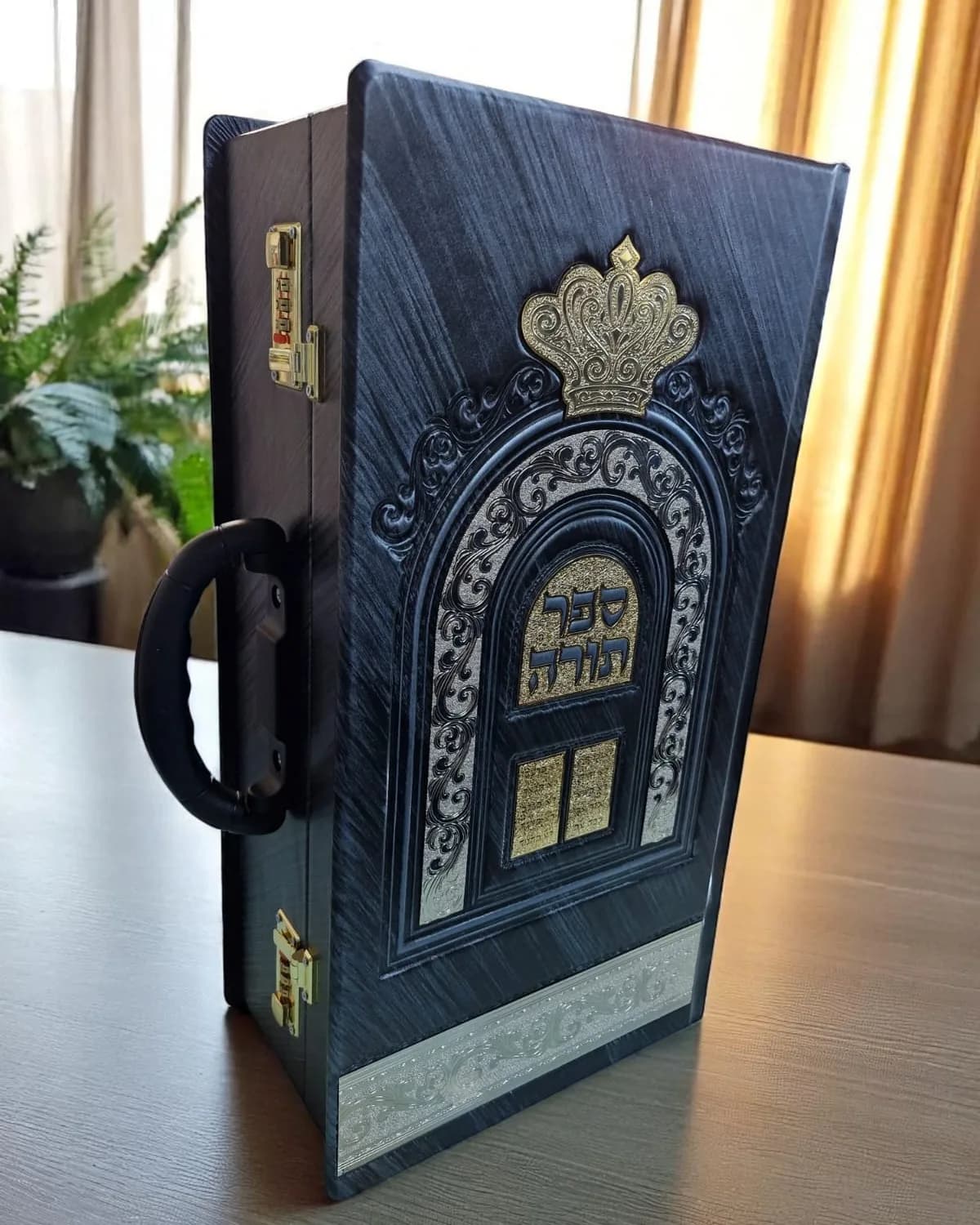 ארון קודש יוקרתי מעוצב עם פלקטות זהב וכסף