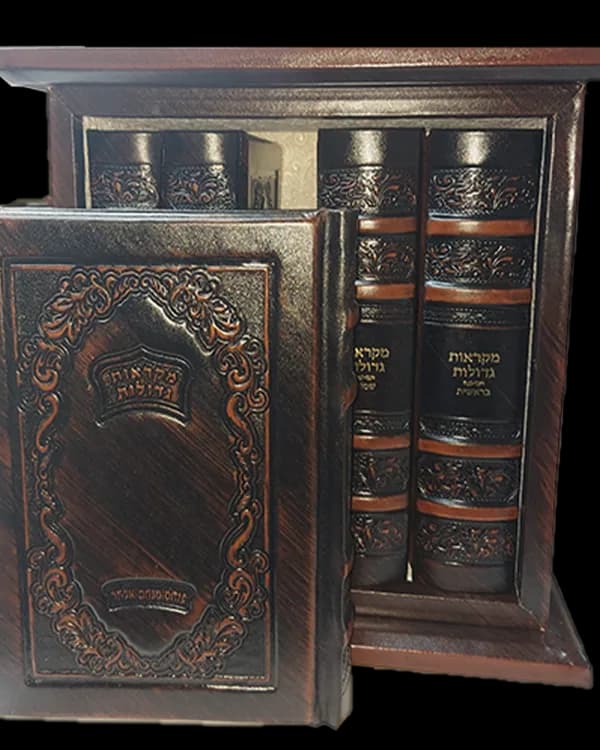 חמישה חומשי תורה בקופסא מהודרת